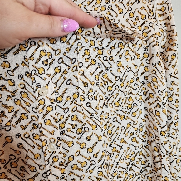 Chico's Keys Allover Print long-sleeve button down. Viscose. Chico's 0 (size 4) - Picture 5 of 16